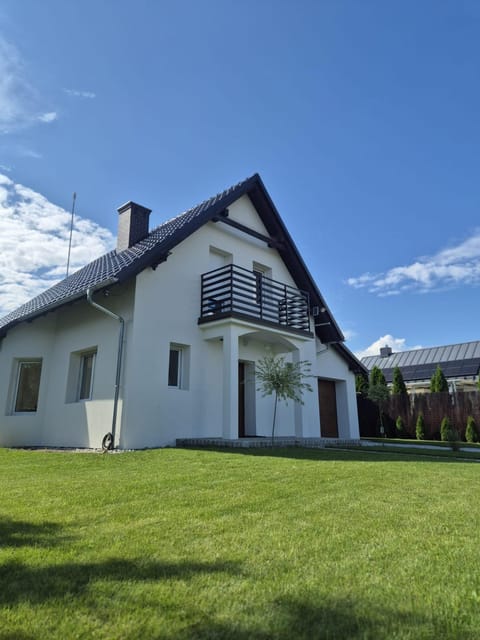 Property building, Facade/entrance, Day, Natural landscape, Garden, Balcony/Terrace, Garden view