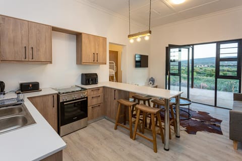 TV and multimedia, Coffee/tea facilities, Kitchen or kitchenette, Living room, Seating area, Dining area, oven