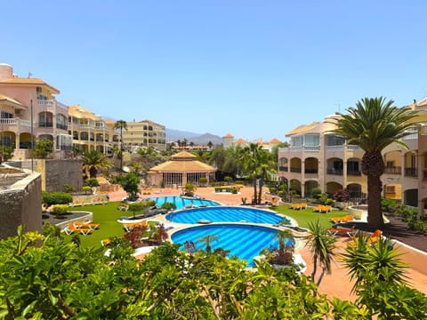 Property building, Garden view, Pool view, Swimming pool, sunbed