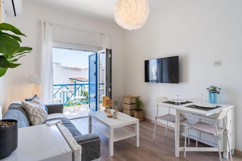 TV and multimedia, View (from property/room), Balcony/Terrace, Living room, Decorative detail, Seating area, Dining area, air conditioner