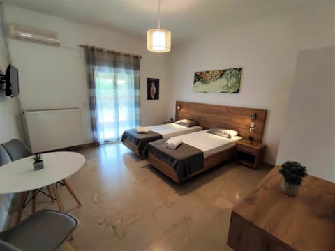 Bed, TV and multimedia, Photo of the whole room, Seating area, Bedroom, towels, air conditioner