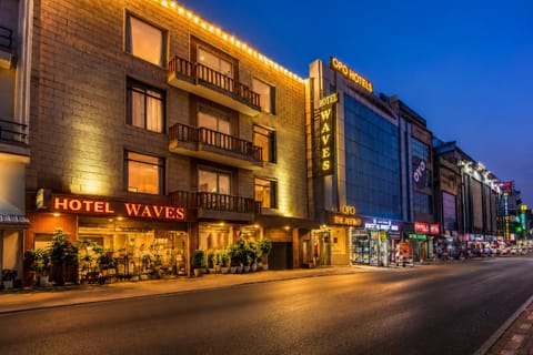 Property building, Facade/entrance, Neighbourhood, Street view, Location