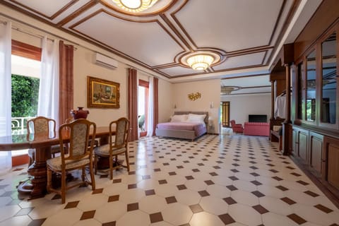 Bed, TV and multimedia, Living room, Photo of the whole room, Seating area, Bedroom