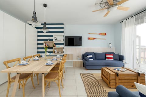 TV and multimedia, Living room, Seating area, Evening entertainment