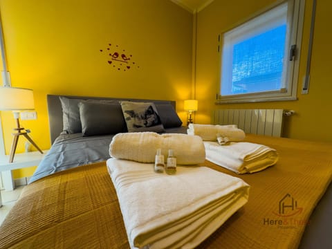 Bed, TV and multimedia, Photo of the whole room, towels