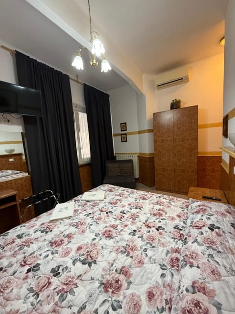 Bed, TV and multimedia, Photo of the whole room, Bedroom, wardrobe, air conditioner