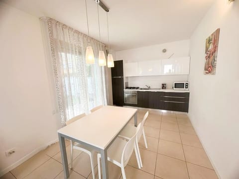 Kitchen or kitchenette, Dining area, oven, pet friendly, stove