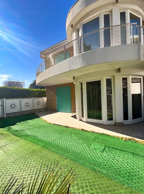 Property building, Day, Garden, Garden, Garden view