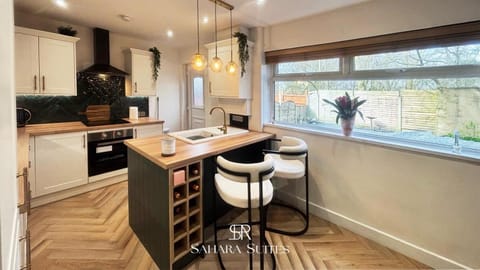 Kitchen or kitchenette, Dining area, oven, stove
