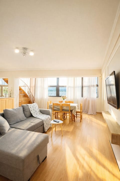 Living room, Seating area, Evening entertainment
