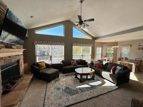 Lake It Easy - Waterfront Getaway with 7 Bedrooms House in Lake of the Ozarks