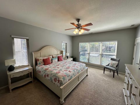 Lake It Easy - Waterfront Getaway with 7 Bedrooms House in Lake of the Ozarks