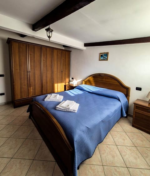 Bedroom, towels, wardrobe