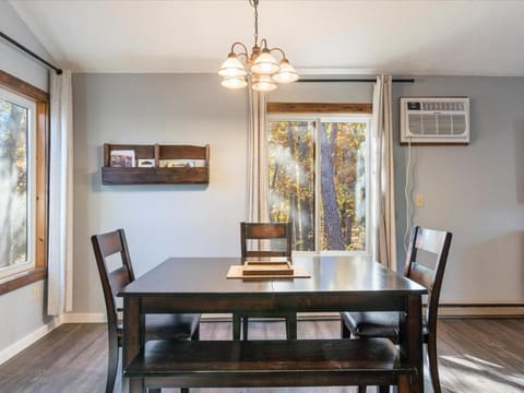 Pinewood Escape House in Breezy Point