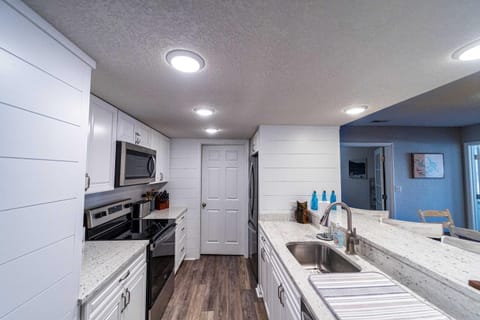 Lazy L at the Lake - Chic 3 BDR Condo with Boat Slip House in Village Four Seasons