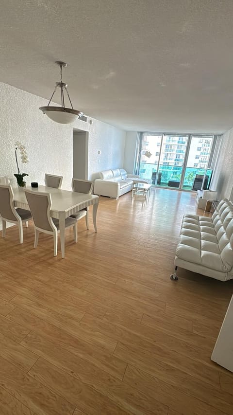 Ocean Apartment in Hollywood Beach