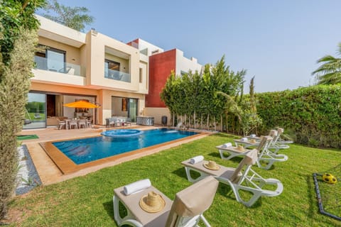 Property building, Patio, Spring, Day, Garden, Garden view, Pool view, Swimming pool, sunbed