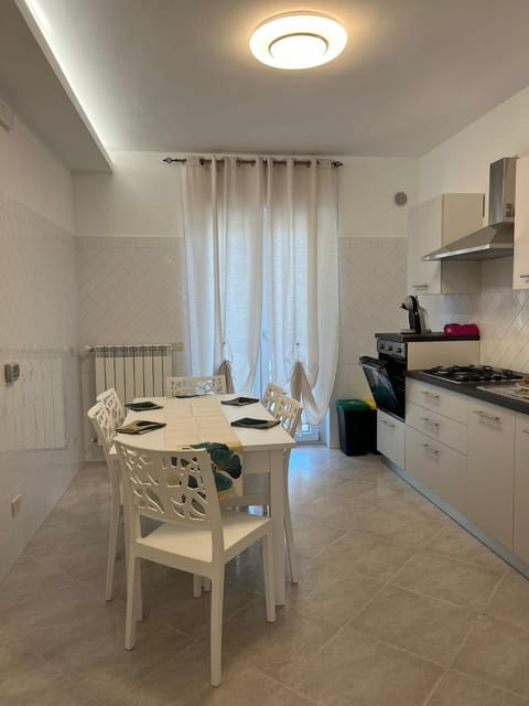 Kitchen or kitchenette, Dining area, stove