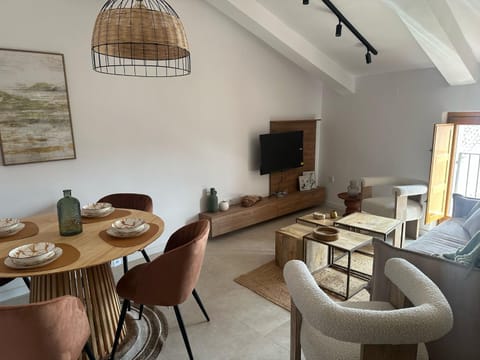 TV and multimedia, Living room, Seating area, Dining area