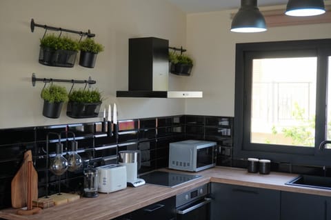 Coffee/tea facilities, Kitchen or kitchenette, oven, stove, toaster