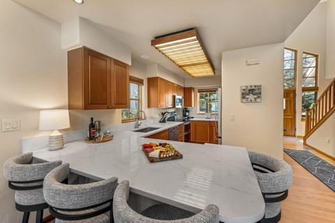 Kitchen or kitchenette, Seating area