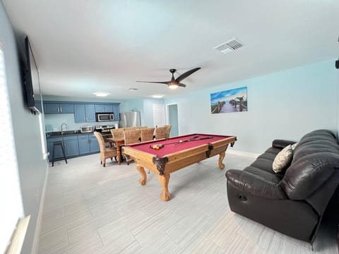 Fam Reunion, Beachview, EV charger Heated Pool, Jacuzzi, Billiard House in South Padre Island