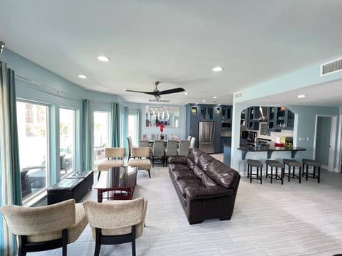 Fam Reunion, Beachview, EV charger Heated Pool, Jacuzzi, Billiard House in South Padre Island