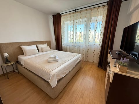 Bed, TV and multimedia, Photo of the whole room, Bedroom, towels