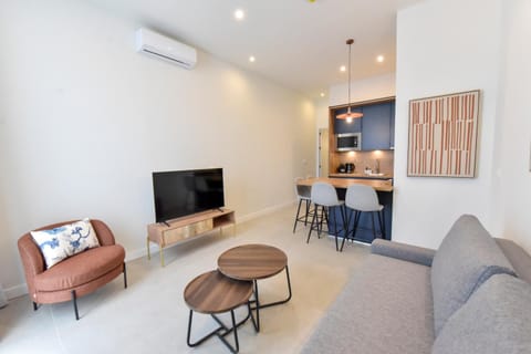 TV and multimedia, Kitchen or kitchenette, Living room, Seating area, Dining area, air conditioner