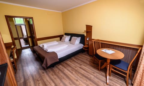 Bed, Bedroom, kitchen