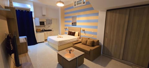 Bed, Kitchen or kitchenette, Living room, Photo of the whole room, Seating area, Dining area, Bedroom