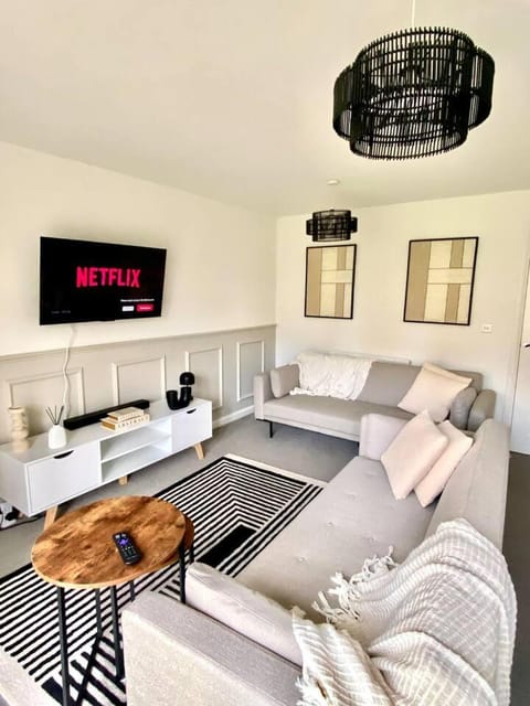 Communal lounge/ TV room, TV and multimedia, Living room, Seating area, Evening entertainment