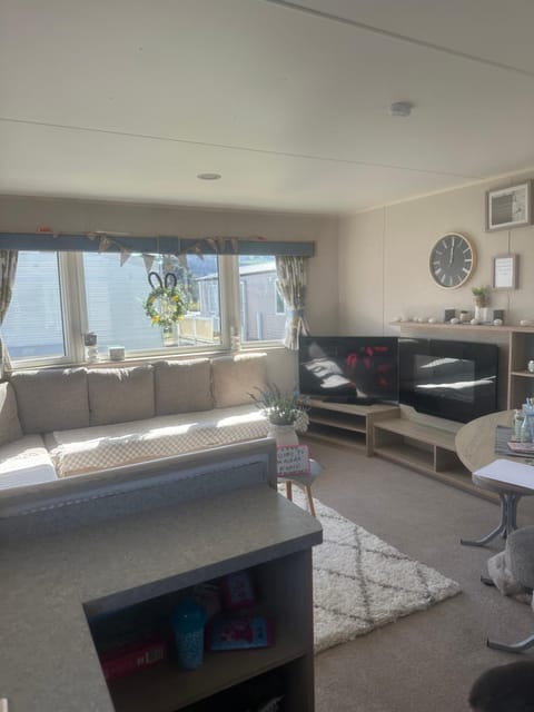 TV and multimedia, Living room, Photo of the whole room, Seating area, Dining area