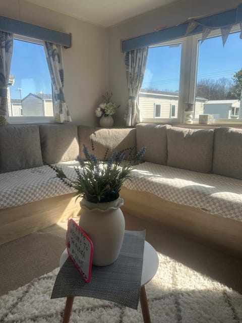 Living room, Seating area, Mountain view, Internal: Not applicable to any particular room