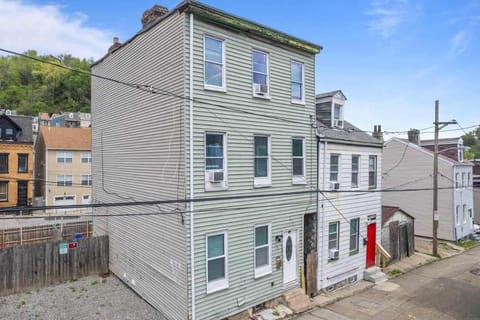 Stylish Northside 4 Bed Off Street Parking House in Pittsburgh