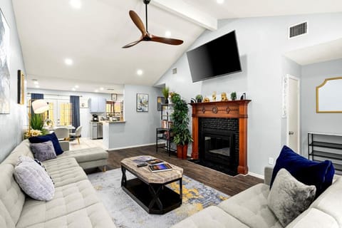 Communal lounge/ TV room, TV and multimedia, Seating area, Evening entertainment, fireplace