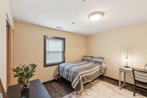 Bright and Connected Your Ideal Getaway Apartment in Mansfield
