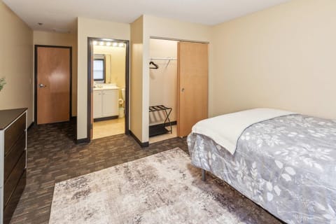 Bright and Connected Your Ideal Getaway Apartment in Mansfield