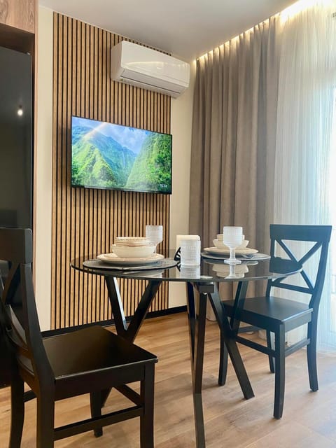 TV and multimedia, Living room, Seating area, Dining area, air conditioner