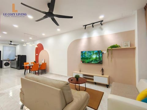 Communal lounge/ TV room, TV and multimedia, Living room, Seating area, air conditioner