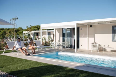 Property building, Balcony/Terrace, Swimming pool, Swimming pool, sunbed