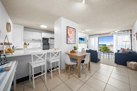 Kitchen or kitchenette, Living room, Seating area, Dining area, oven