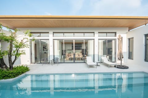 Day, Pool view, Swimming pool, sunbed