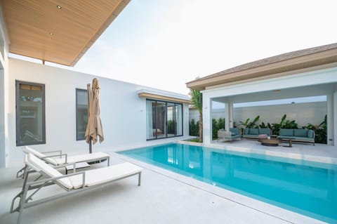 Pool view, Swimming pool, sunbed