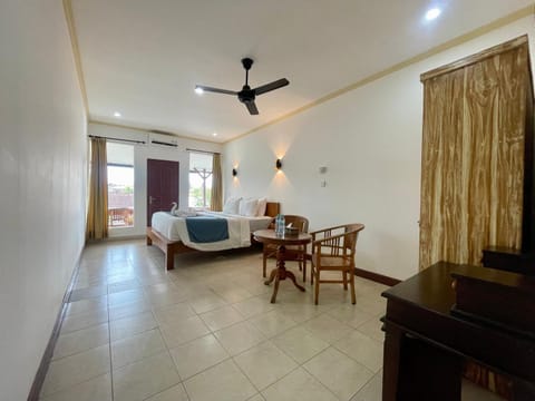 Bed, Living room, Photo of the whole room, Seating area, Dining area