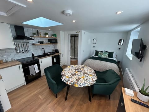 TV and multimedia, Kitchen or kitchenette, Living room, Dining area