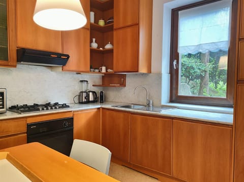 Coffee/tea facilities, Kitchen or kitchenette, stove