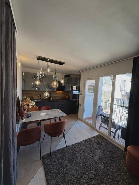 Kitchen or kitchenette, Living room, Seating area, Dining area, minibar, pet friendly, stove