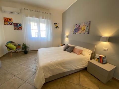 Bed, Photo of the whole room, Bedroom, air conditioner