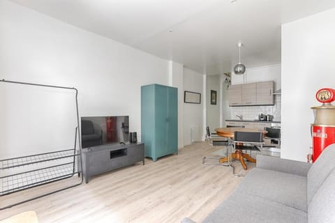 TV and multimedia, Kitchen or kitchenette, Living room, Seating area, Dining area, oven, stove